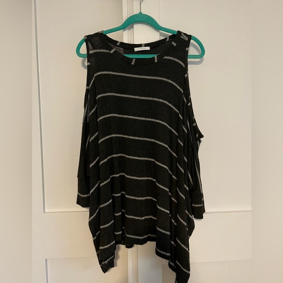 Peep shoulder flowy short sleeve top - Picture 3 of 4